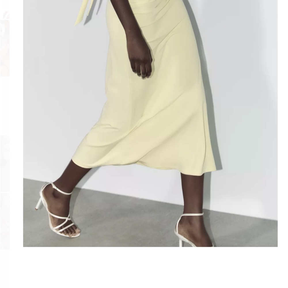 Zara sandal with a slim high heel. Satin finish. Straps on the front